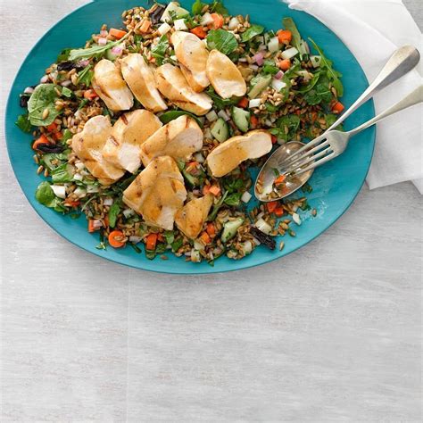 How many calories are in curried farro salad with shredded chicken on naan bread toast points - calories, carbs, nutrition