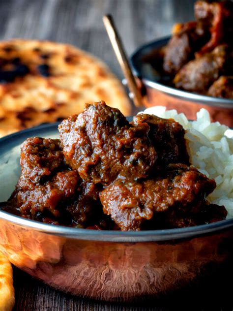 How many calories are in curry beef vindaloo with spiced cous cous - calories, carbs, nutrition