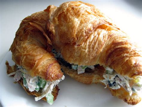 How many calories are in curry chicken salad croissant - calories, carbs, nutrition