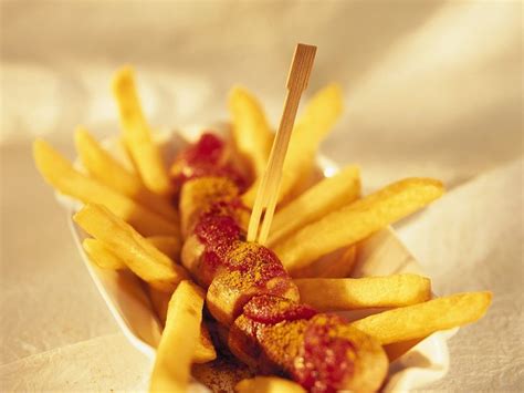 How many calories are in currywurst with pommes frites & sauerkraut - calories, carbs, nutrition