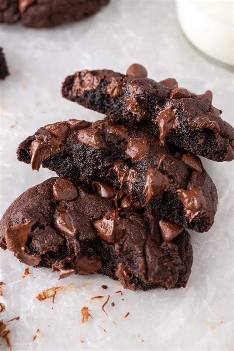 How many calories are in double chocolate chunky dream cookie - calories, carbs, nutrition