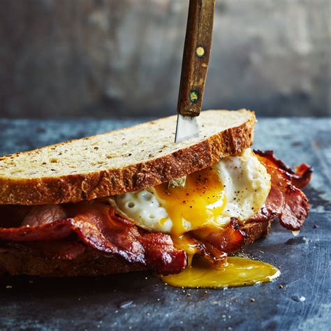 How many calories are in egg and bacon sandwich - wholemeal bread - calories, carbs, nutrition