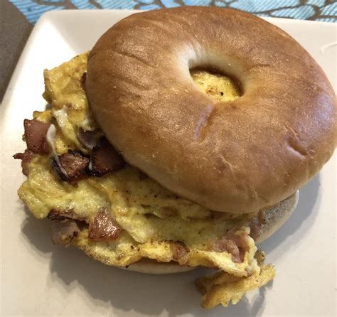 How many calories are in egg and canadian bacon bagel (44582.0) - calories, carbs, nutrition