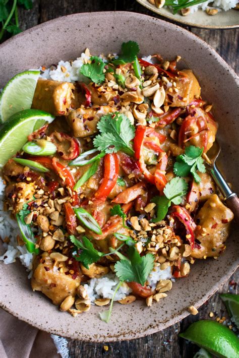 How many calories are in elements - spicy thai chicken greens bowl - calories, carbs, nutrition