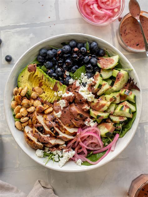 How many calories are in elements-red, white blueberry salad with grilled chicken - calories, carbs, nutrition