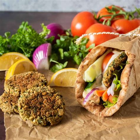 How many calories are in falafel sandwich on pita - calories, carbs, nutrition