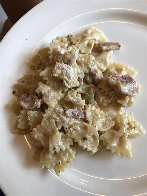 How many calories are in farfalle alfredo with bacon - calories, carbs, nutrition