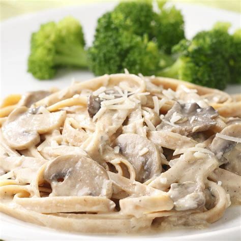 How many calories are in fettucine with mushroom cream sauce (44561.0) - calories, carbs, nutrition