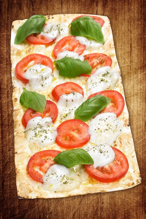 How many calories are in flatbread margherita pizza - calories, carbs, nutrition