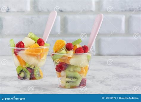 How many calories are in fresh fruit 2 go salad cup - calories, carbs, nutrition