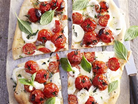 How many calories are in fresh mozzarella and basil pizza - calories, carbs, nutrition