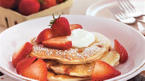 How many calories are in fresh strawberry pancakes - calories, carbs, nutrition