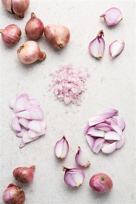 How many calories are in fresh thinly sliced shallots (63320.5) - calories, carbs, nutrition