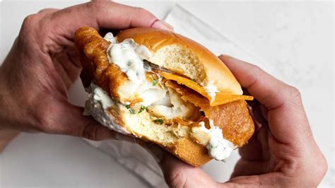 How many calories are in fried cod sandwich with red onion - calories, carbs, nutrition