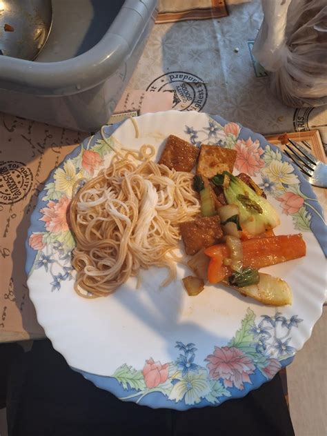 How many calories are in fried tofu noodle bowl - calories, carbs, nutrition