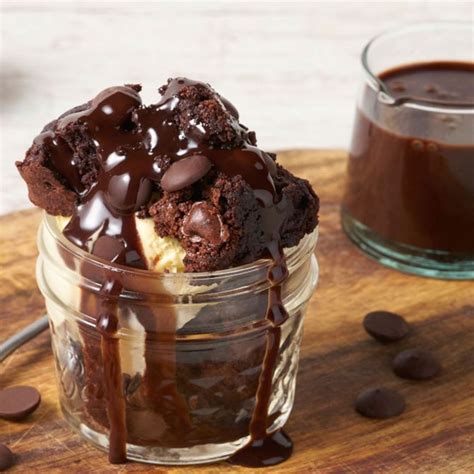 How many calories are in fudge brownie sundae - calories, carbs, nutrition