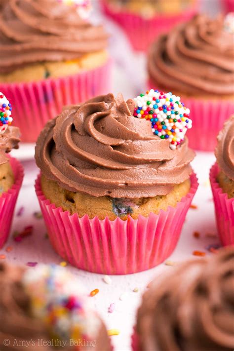 How many calories are in fudge icing chocolate cupcake - calories, carbs, nutrition