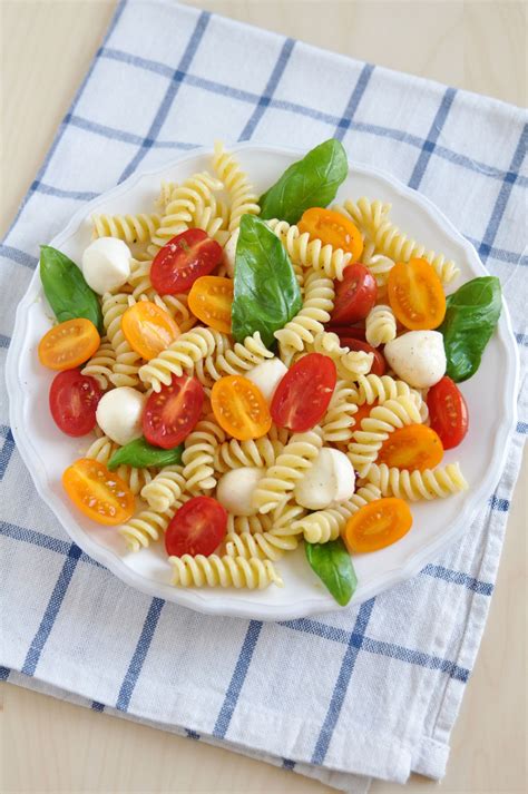 How many calories are in fusilli alla caprese - calories, carbs, nutrition