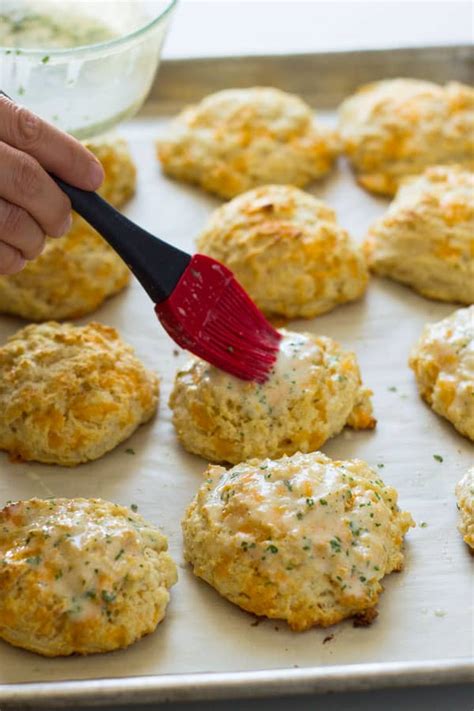 How many calories are in garlic cheese biscuit - calories, carbs, nutrition