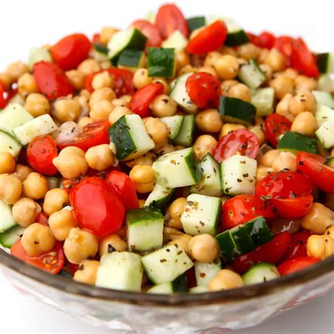 How many calories are in garlicky chickpea salad - calories, carbs, nutrition