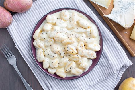 How many calories are in gnocchi with cheese & walnut topping - calories, carbs, nutrition