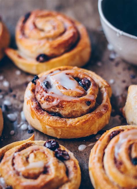 How many calories are in golden raisin cinnamon rolls - calories, carbs, nutrition