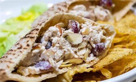 How many calories are in grape almond chicken pita sandwich (25730.1) - calories, carbs, nutrition