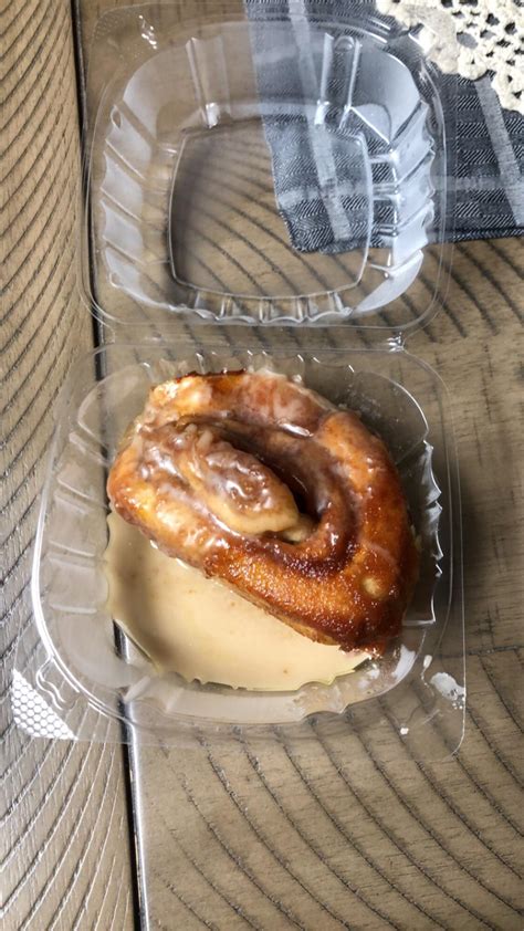 How many calories are in grapefruit cinnamon roll, with frosting - calories, carbs, nutrition
