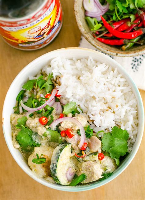 How many calories are in green coconut curry sauce - calories, carbs, nutrition