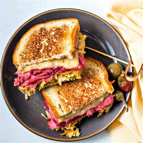 How many calories are in grilled corned beef and slaw reuben - calories, carbs, nutrition