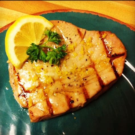 How many calories are in grilled lemon garlic tuna plate - calories, carbs, nutrition