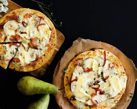 How many calories are in grilled pear, almond and gorgonzola pizza - calories, carbs, nutrition