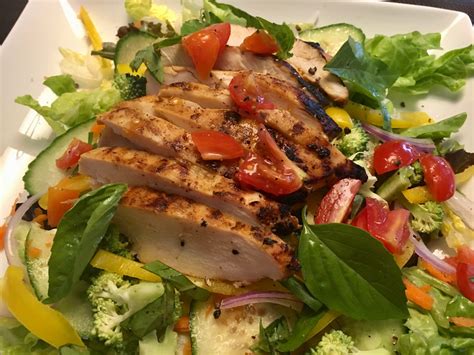 How many calories are in grilled red curry chicken salad - calories, carbs, nutrition