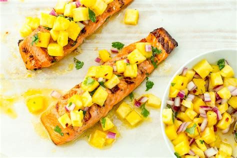 How many calories are in grilled salmon with pineapple salsa - calories, carbs, nutrition