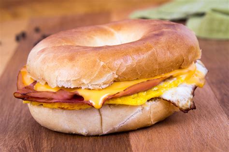 How many calories are in ham egg and cheese bagel (36066.1) - calories, carbs, nutrition