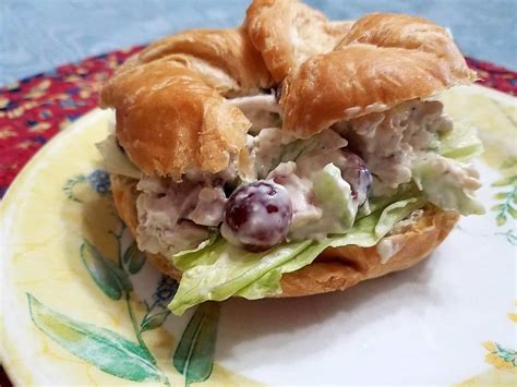 How many calories are in harvest chicken salad croissant - calories, carbs, nutrition