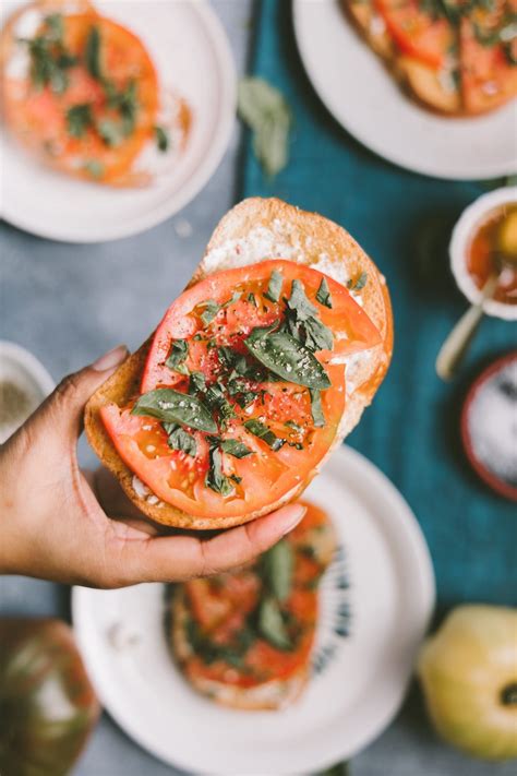 How many calories are in heirloom tomato and borsin toast - calories, carbs, nutrition