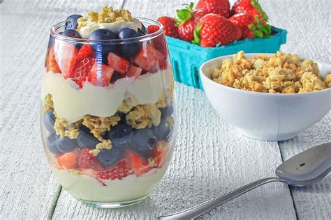 How many calories are in honey greek yogurt parfait with strawberries 9oz - calories, carbs, nutrition