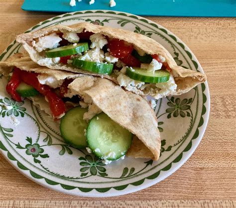 How many calories are in hummus plate with pita - calories, carbs, nutrition