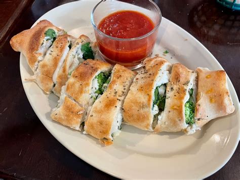 How many calories are in italian deli stromboli - calories, carbs, nutrition