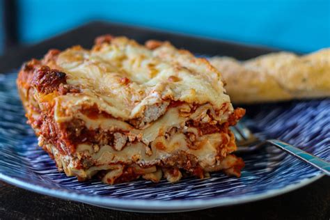 How many calories are in italian lasagna - calories, carbs, nutrition