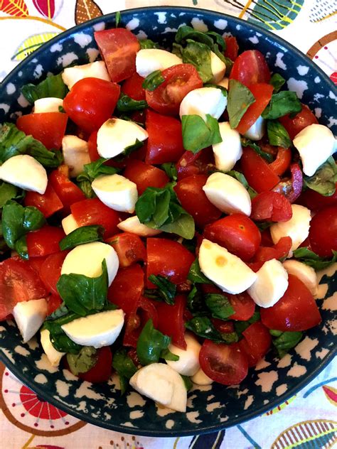 How many calories are in italian style caprese salad - calories, carbs, nutrition