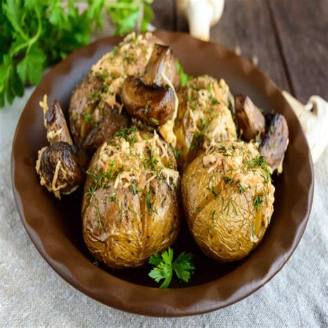 How many calories are in jacket potato with creamy garlic mushrooms - calories, carbs, nutrition