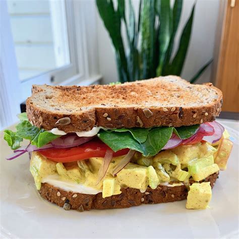 How many calories are in jalapeno curry chicken salad sandwich with corn black bean salad - calories, carbs, nutrition