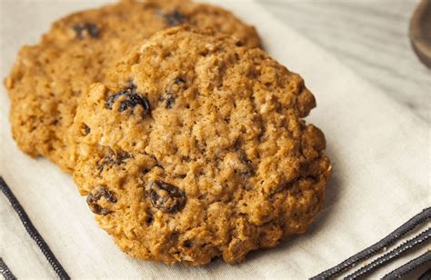 How many calories are in jumbo oatmeal raisin cookie - calories, carbs, nutrition