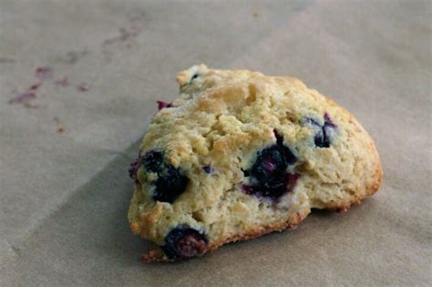 How many calories are in large blueberry scone (52027.14) - calories, carbs, nutrition