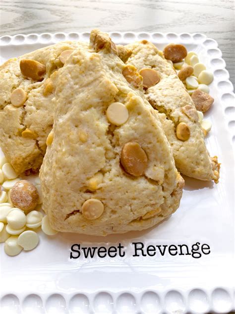 How many calories are in large white choc macadamia scone (75885.8) - calories, carbs, nutrition