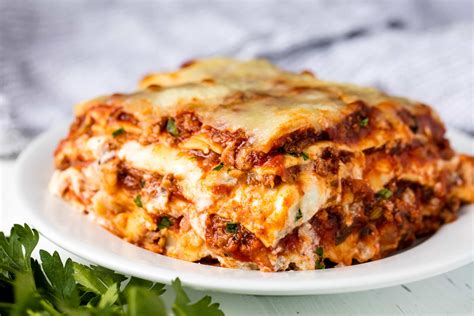 How many calories are in lasagna bolognese, broccoli with red pepper, garlic bread sticks - calories, carbs, nutrition