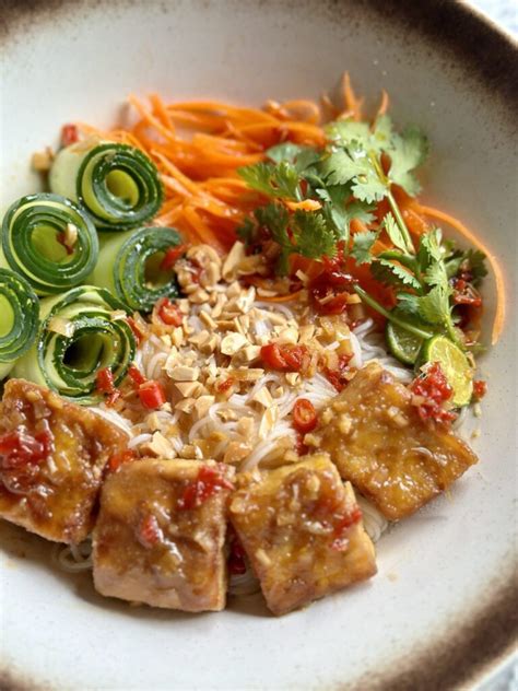 How many calories are in lemongrass tofu noodle salad - calories, carbs, nutrition