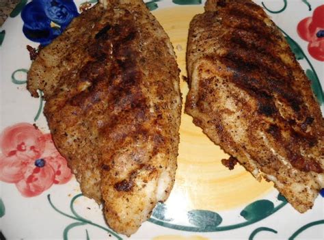 How many calories are in lightly seasoned catfish fillet - calories, carbs, nutrition